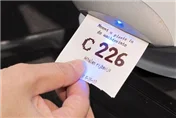 Beëdigde vertalingen van en naar het Engels Foto van een hand die een klein bedrukt kaartje met nummer C226 vasthoudt
