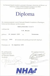 Beëdigde vertaling van uw diploma voor studie, werk en officiële procedures Foto van een diploma met tekst, handtekeningen en een logo onderaan